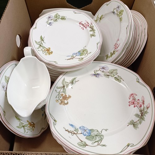 1533 - A Villeroy & Boch Clarissa pattern part service (2 boxes)