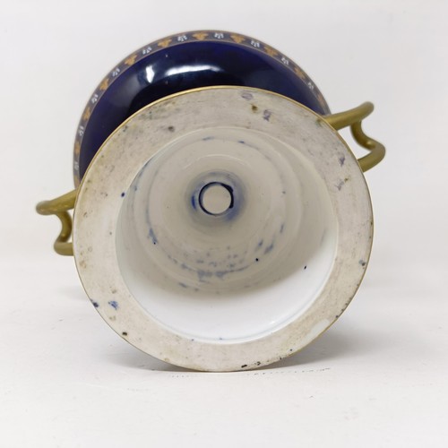 1577 - A porcelain comport, highlighted in gilt, 16 cm diameter