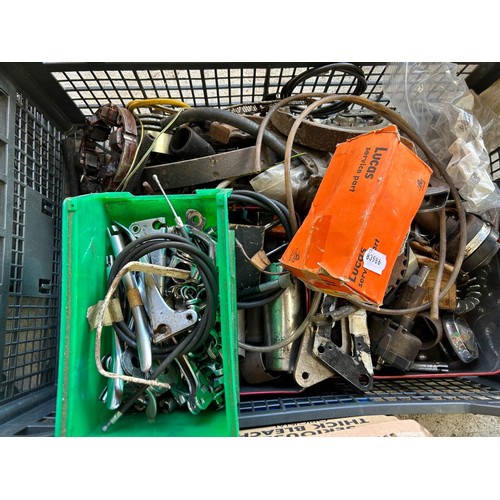 10 - A dynamo, levers, a magneto, clutch parts, and other items (qty)...