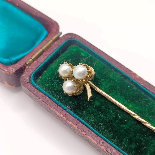 514 - A late 19th/early 20th century yellow metal and cultured pearl stick pin, in a vintage jewellery box... 