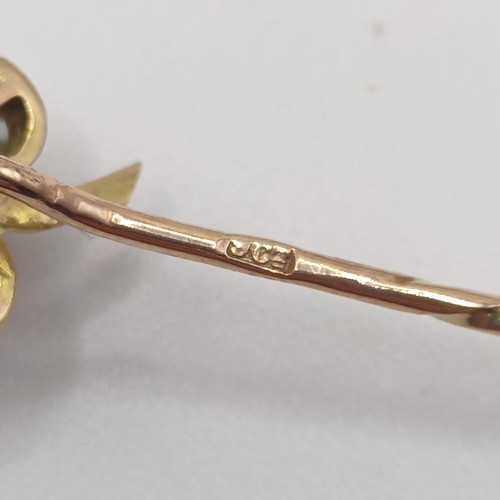 514 - A late 19th/early 20th century yellow metal and cultured pearl stick pin, in a vintage jewellery box... 