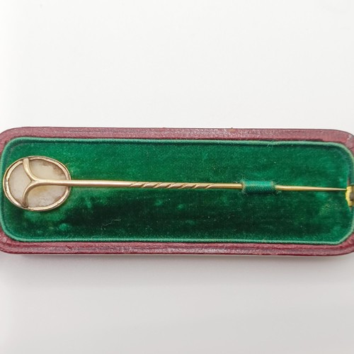 501 - A late 19th/early 20th century stick pin, inset with cameo of a man, in a vintage jewellery box  
Pr... 