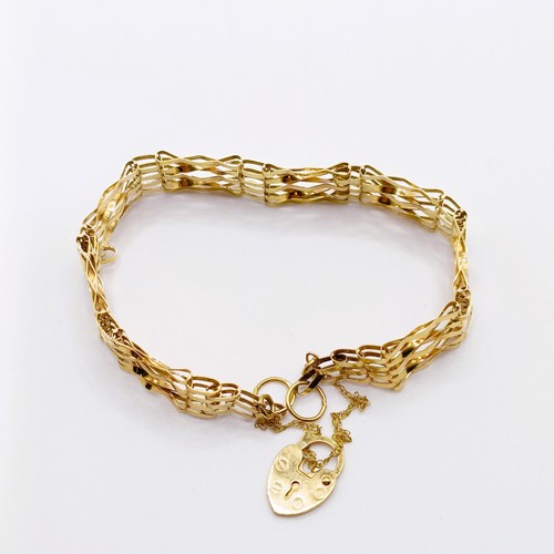 697 - A 9ct gold bracelet, with a padlock clasp, 5.5 g