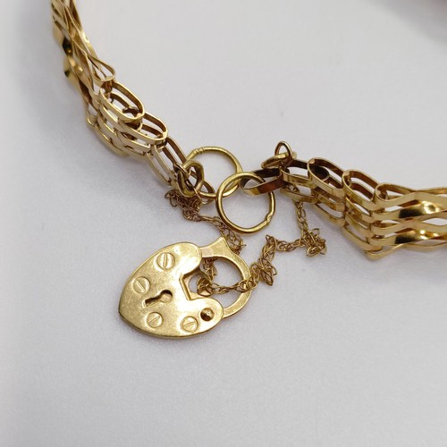 697 - A 9ct gold bracelet, with a padlock clasp, 5.5 g