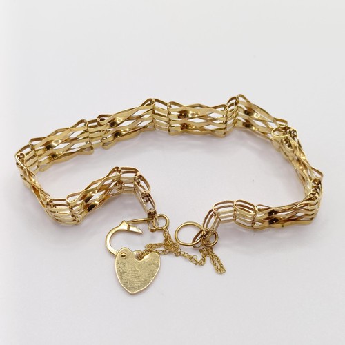 697 - A 9ct gold bracelet, with a padlock clasp, 5.5 g