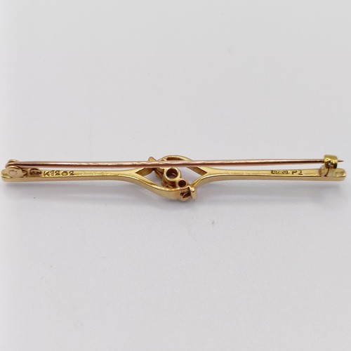 721 - A 15ct gold and diamond bar brooch