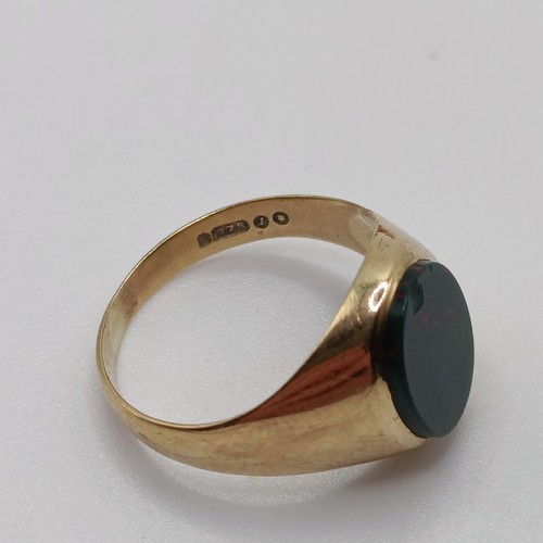 724 - A 9ct gold and hardstone signet ring, and four other rings (5)