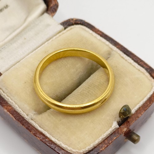 726 - A 22ct gold wedding band, ring size Q, 2.4 g, and a vintage jewellery box