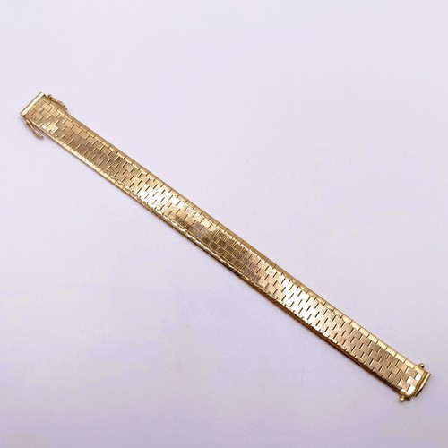 767 - A 9ct textured gold bracelet, 29.6 g