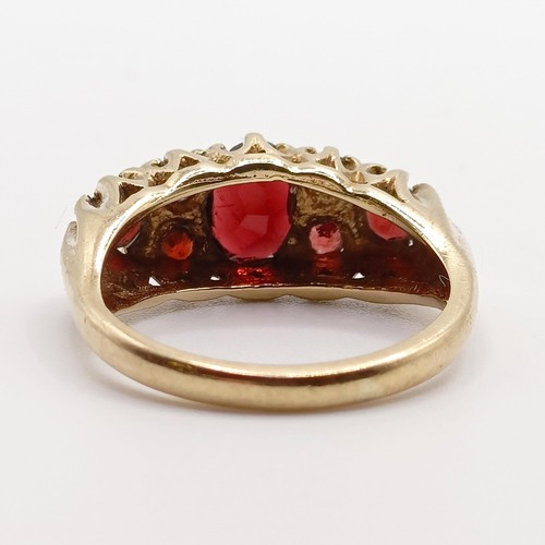 782 - A 9ct gold and garnet ring, ring size M