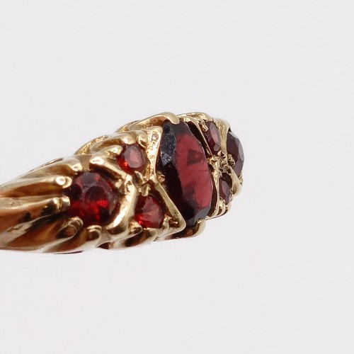 782 - A 9ct gold and garnet ring, ring size M