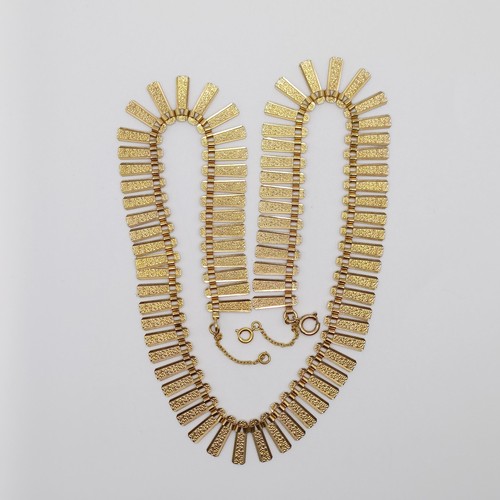 943 - A 9ct gold fringe necklace, 9.3 g