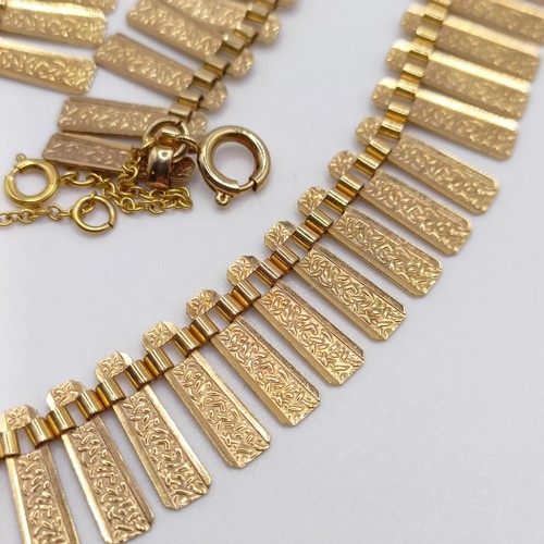 943 - A 9ct gold fringe necklace, 9.3 g