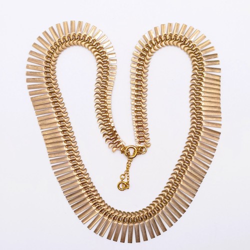 940 - A 9ct gold fringe necklace, 23.4 g