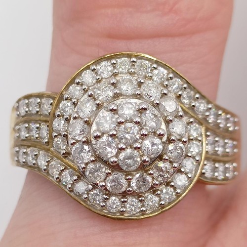 923 - A 9ct gold and diamond cluster ring, ring size S