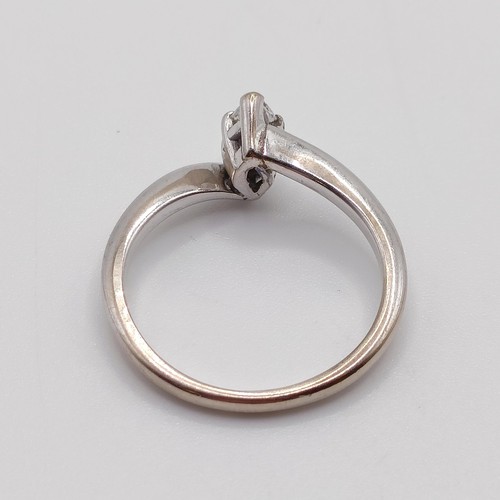 904 - An 18ct white gold and white stone ring, ring size K