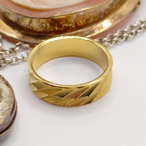 901 - A yellow metal wedding band, ring size P, a cameo brooch, damaged, and a silver locket