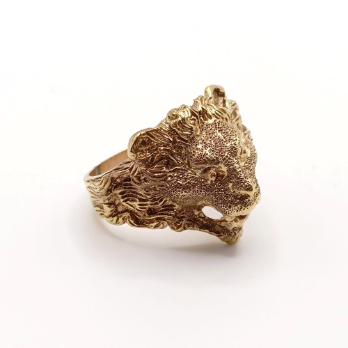 884 - A 9ct gold ring, in the form of a lion, ring size U, 11.8 g