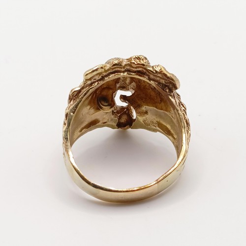 884 - A 9ct gold ring, in the form of a lion, ring size U, 11.8 g