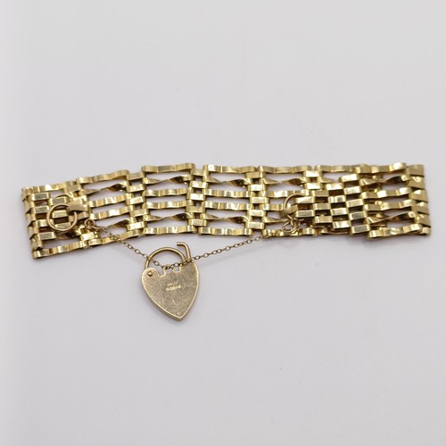 881 - A 9ct gold bracelet, with a padlock clasp, 13.2 g