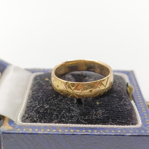 875 - An 18ct gold wedding band, ring size L, 4.4 g, and a vintage jewellery box