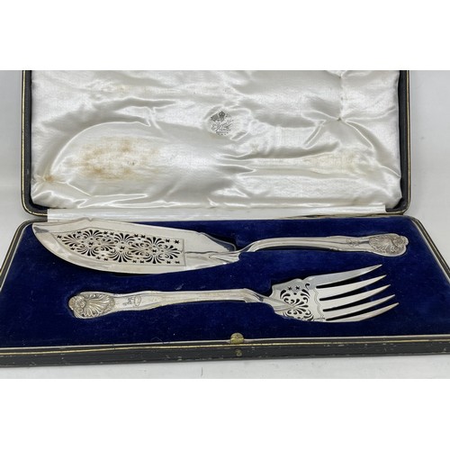 1100 - A George IV silver fish slice and fork, London 1826, later cased, 13.3 ozt