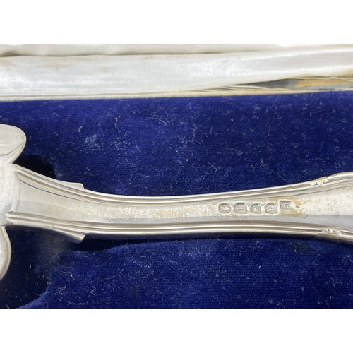 1100 - A George IV silver fish slice and fork, London 1826, later cased, 13.3 ozt