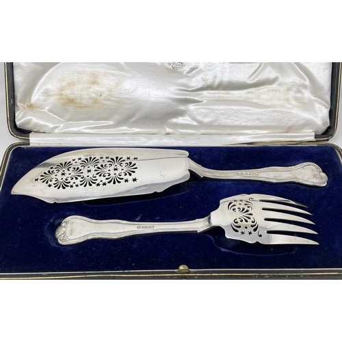 1100 - A George IV silver fish slice and fork, London 1826, later cased, 13.3 ozt