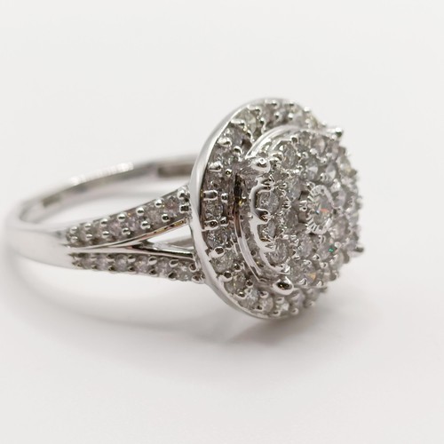 817 - A diamond cluster ring, set in 9ct white gold, with split shoulders R/C diamonds