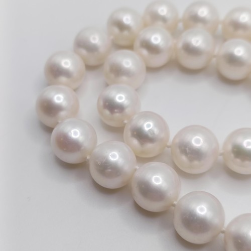 746 - A cultured pearl strung necklace, with a 9ct yellow gold ball clasp