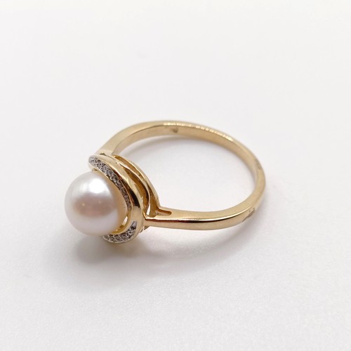 747 - A 9ct yellow gold, white cultured pearl and diamond half moon ring, diamonds 0.05ct