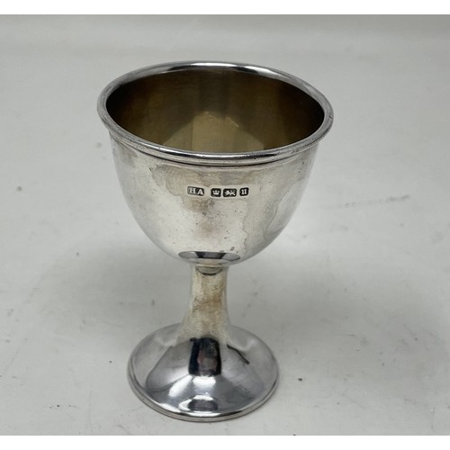 1194 - An Edward VII silver egg cup and spoon, cased, Sheffield 1905