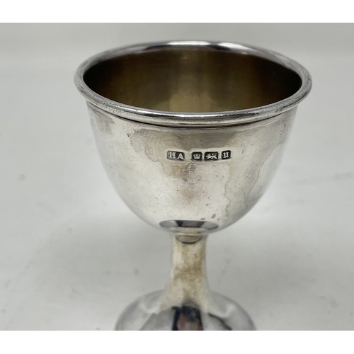 1194 - An Edward VII silver egg cup and spoon, cased, Sheffield 1905