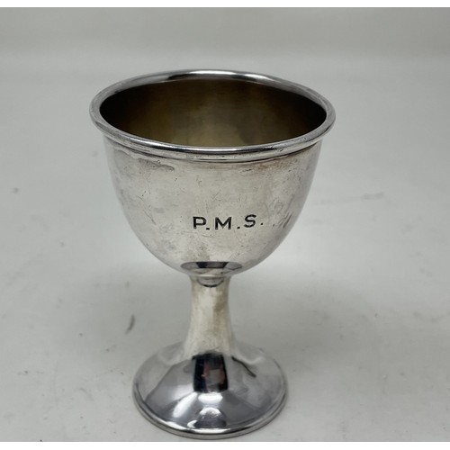 1194 - An Edward VII silver egg cup and spoon, cased, Sheffield 1905