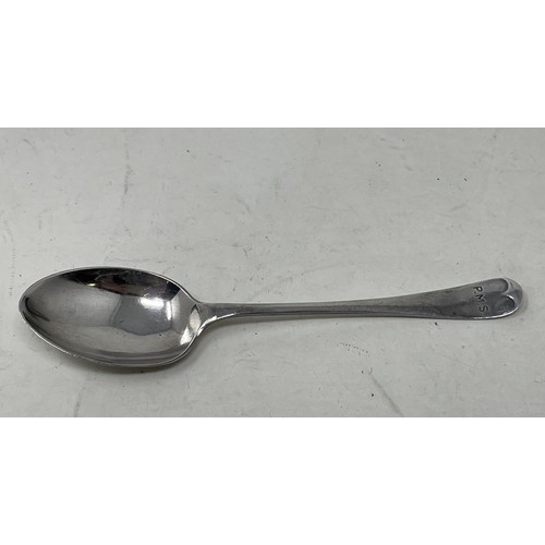 1194 - An Edward VII silver egg cup and spoon, cased, Sheffield 1905