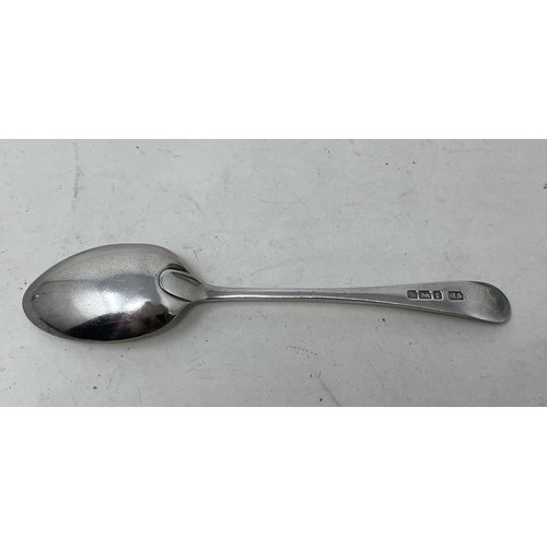 1194 - An Edward VII silver egg cup and spoon, cased, Sheffield 1905