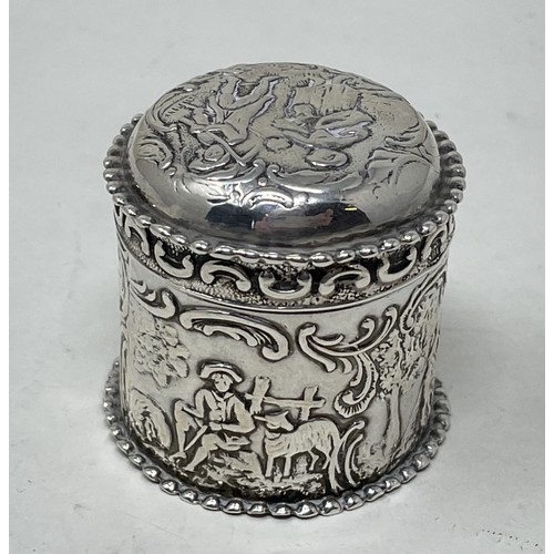 1227 - A Dutch silver coloured metal box, with embossed decoration, 29.5 g