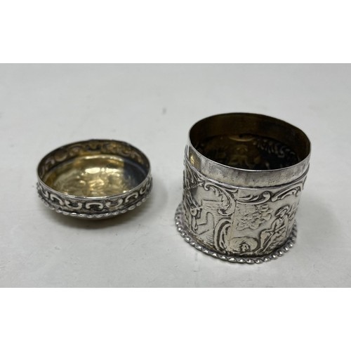 1227 - A Dutch silver coloured metal box, with embossed decoration, 29.5 g