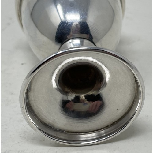 1267 - A George V silver egg cup, 18.2 g