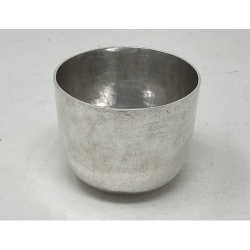 1276 - A William III silver tumbler, London 1697, 4.2 ozt,  6 cm high