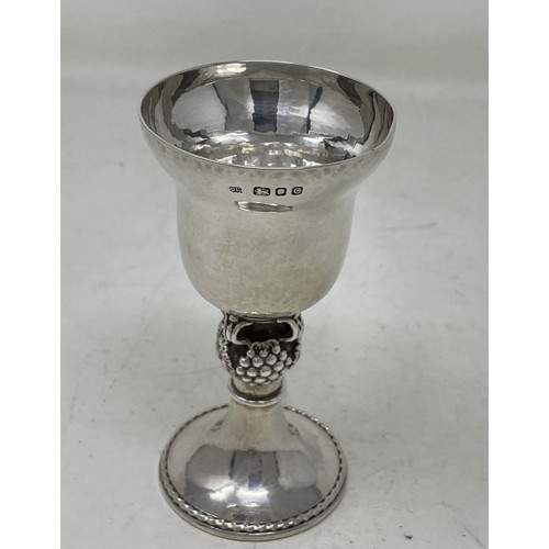 1286 - A silver goblet, with hammered decoration, on a fruit stem, Omar Ramsden, London 1938, 5.6 ozt, 12 c... 