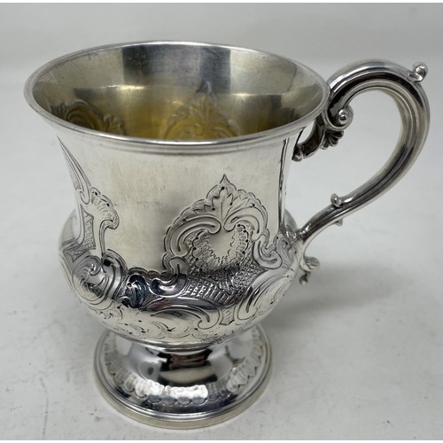 1305 - An early Victorian silver mug, with engraved decoration, London 1842, 3.8 ozt, cased