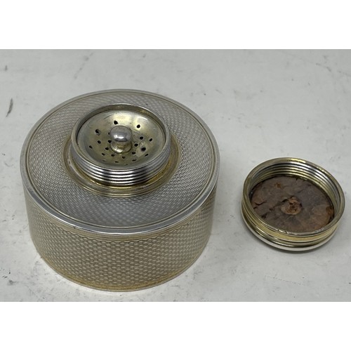 1314 - A Continental, silver coloured metal powder dispenser, 5 cm diameter