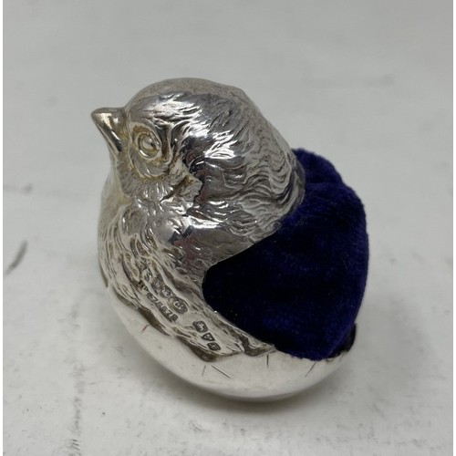 1317 - A silver novelty pin cushion, in the form of a chick