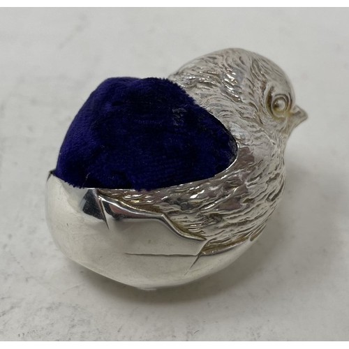 1317 - A silver novelty pin cushion, in the form of a chick