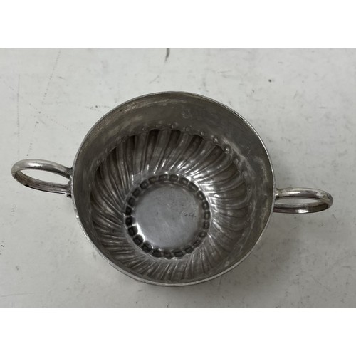 1318 - A William III silver porringer, John Corey, London 1700, 8 cm wide