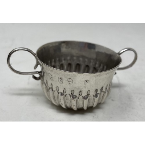 1318 - A William III silver porringer, John Corey, London 1700, 8 cm wide