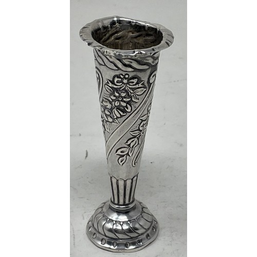 1335 - A Victorian silver posy vase, 10 cm high