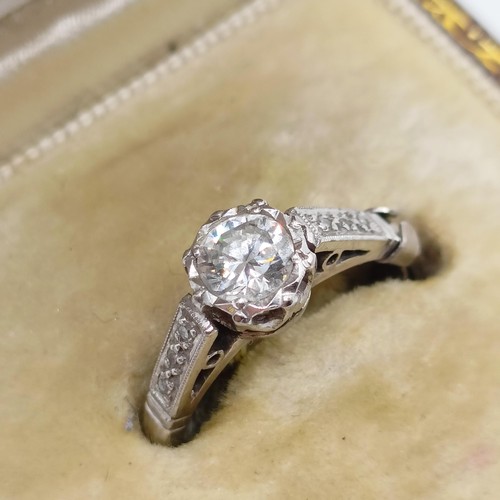 841 - An 18ct gold, platinum and diamond solitaire ring, set three small diamond chips to each shank, ring... 