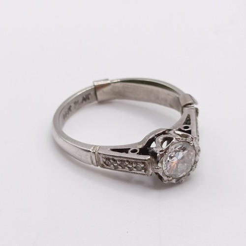 841 - An 18ct gold, platinum and diamond solitaire ring, set three small diamond chips to each shank, ring... 